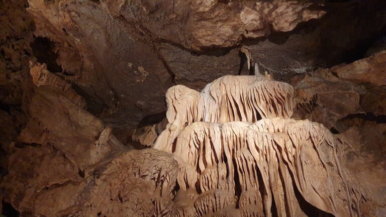 jaskinie na pomezi