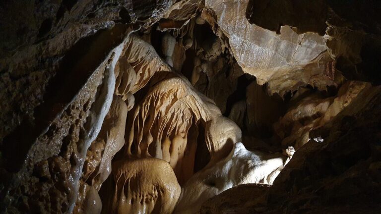 jaskinie na pomezi
